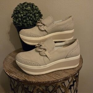 DOLCE VITA Jhenee Beige Slip-On Chunky Chain Platform Sneakers Women's Size 7.5